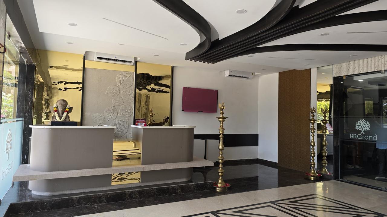 Lobby seating and plants